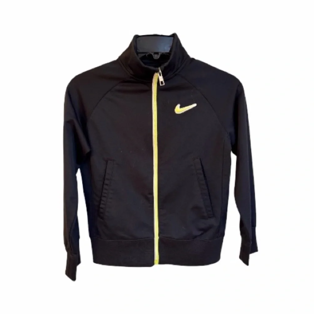 NIKE, BOYS BLACK JACKET. ZIP-UP WITH 2 FRONT POCKETS & NIKE LOGO. LIKE NEW.SIZES